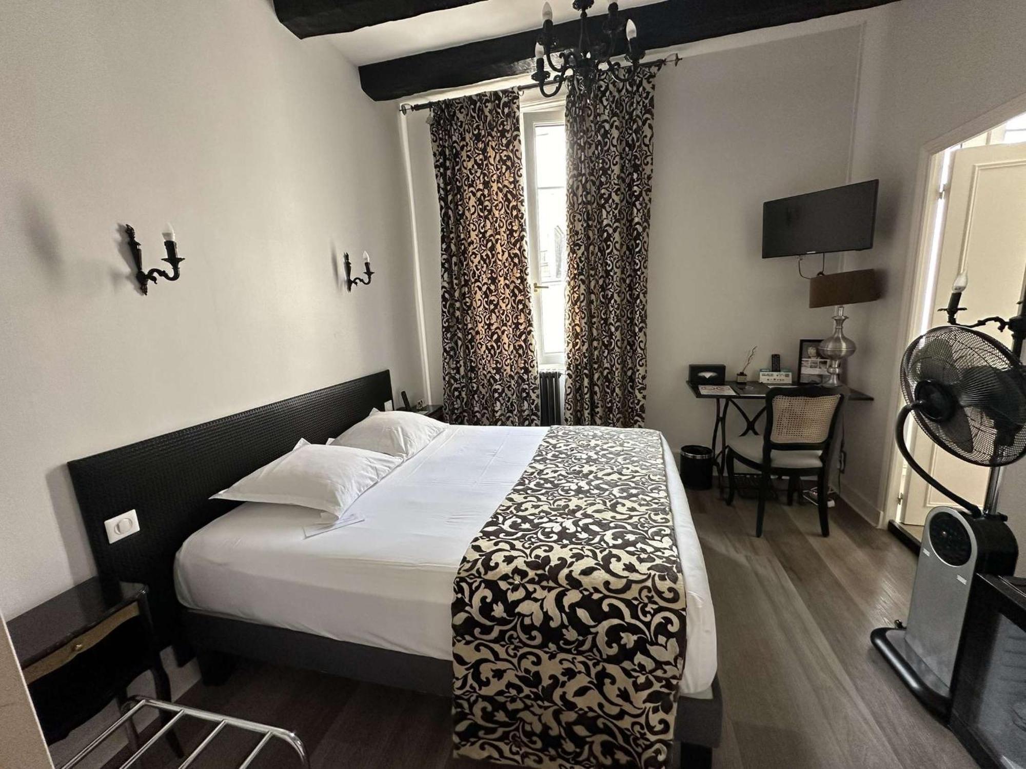 Logis Hotel Restaurant Le Cheval Blanc Blere Экстерьер фото